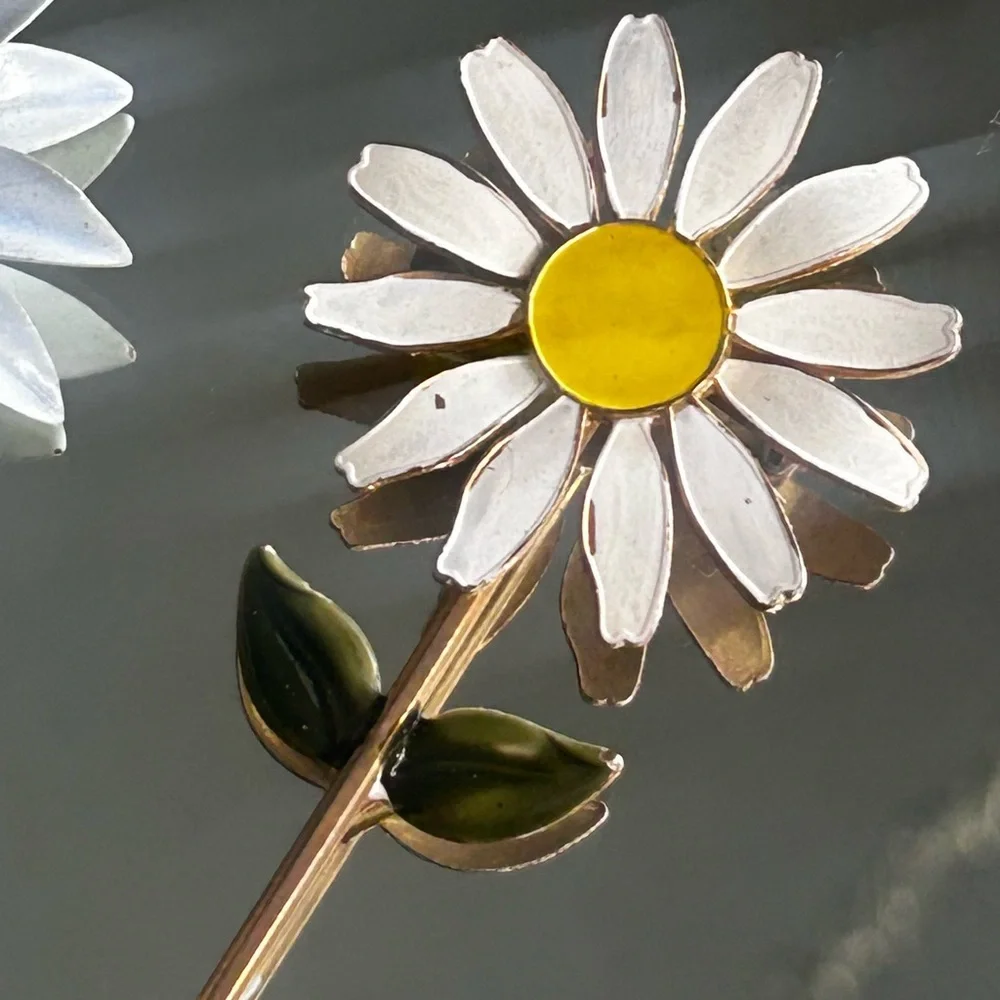 Set of Three Enamel Flower Broaches Pins Vintage Goldtone Daisy White Pearl